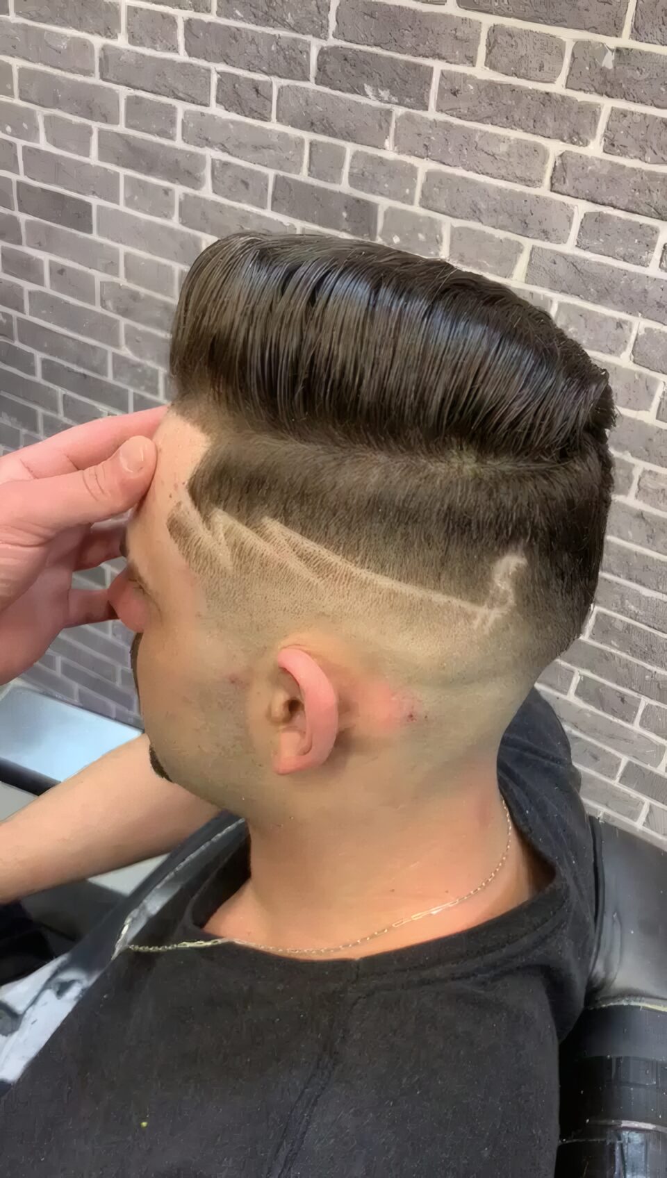 Corte pompadour com risco lateral