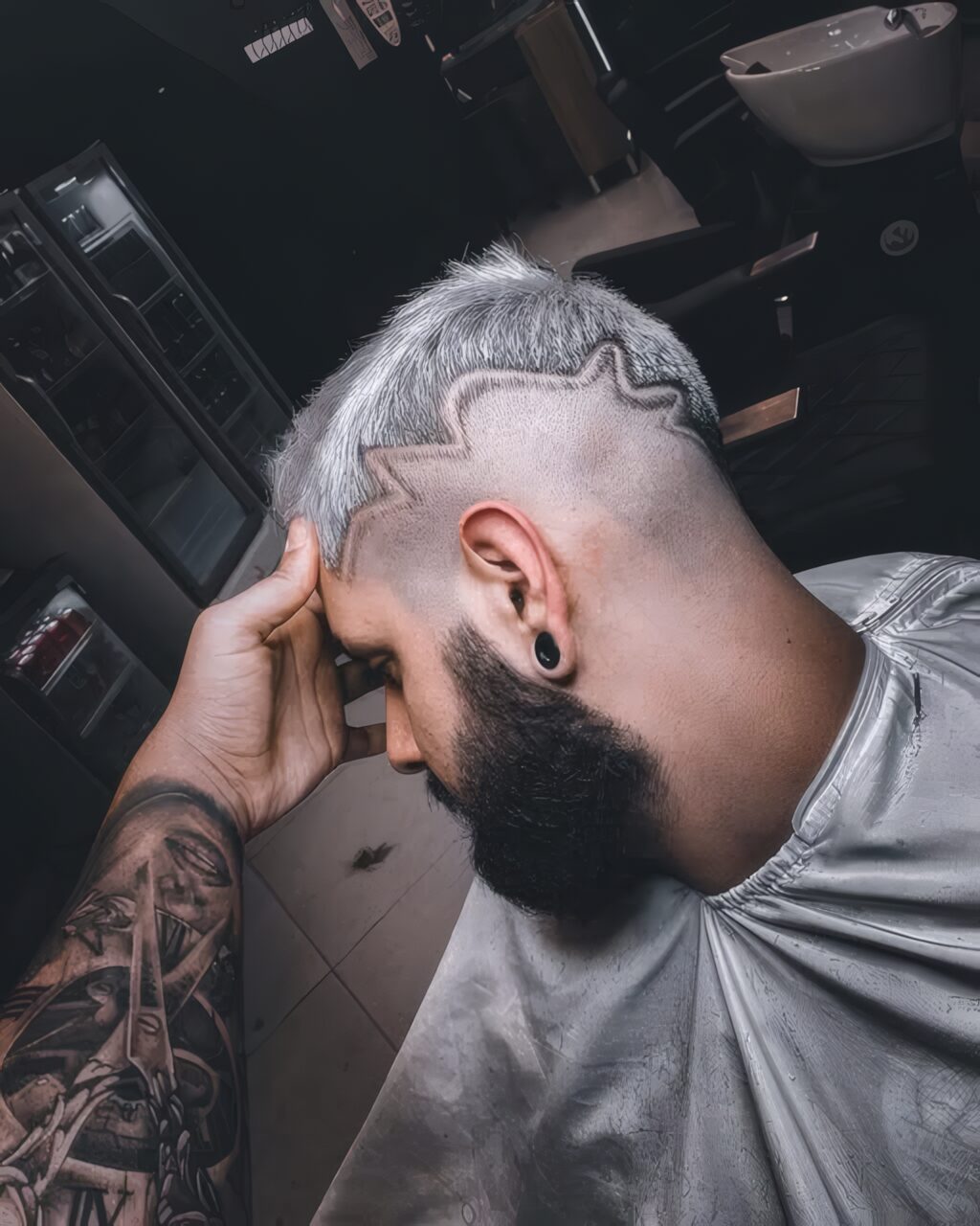 Corte freestyle com desenho e barba desenhada