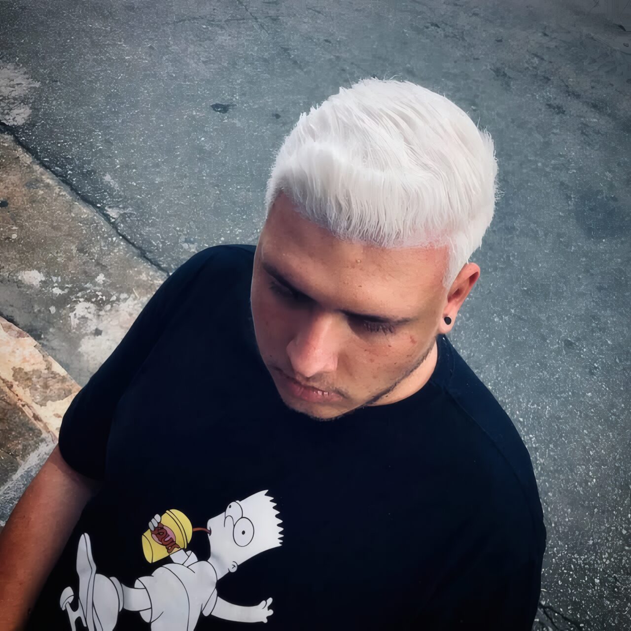 Cabelo platinado feito na barbearia